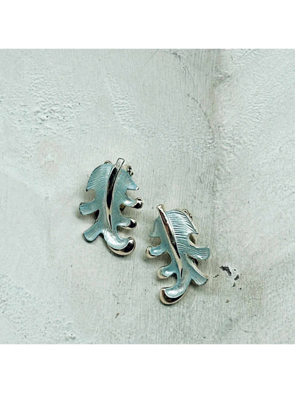 1395mc. Silvertone Leaf Clip On Earring Vintage
